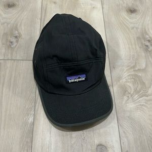 Patagonia P-6 Label Maclure Hat. Ink black